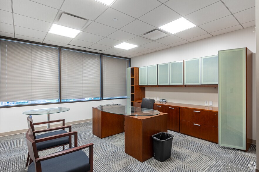 More Photos Of 5615 Highpoint Dr, Irving Office For Sale