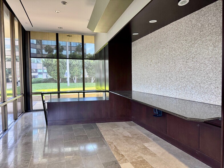 More Photos Of 15255 Ventura Blvd, Sherman Oaks Storefront Retail Office For Lease