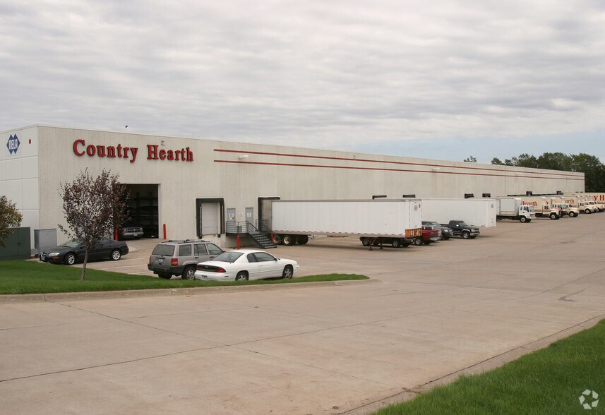More Photos Of 7433-7447 4th St N, Oakdale Light Manufacturing For Lease