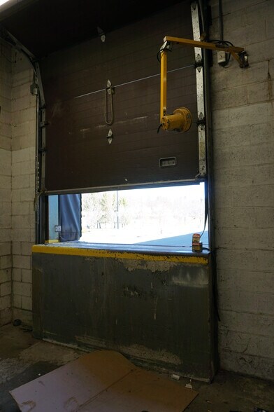 More Photos Of 93 W Campbell Rd, Rotterdam Freestanding For Sale