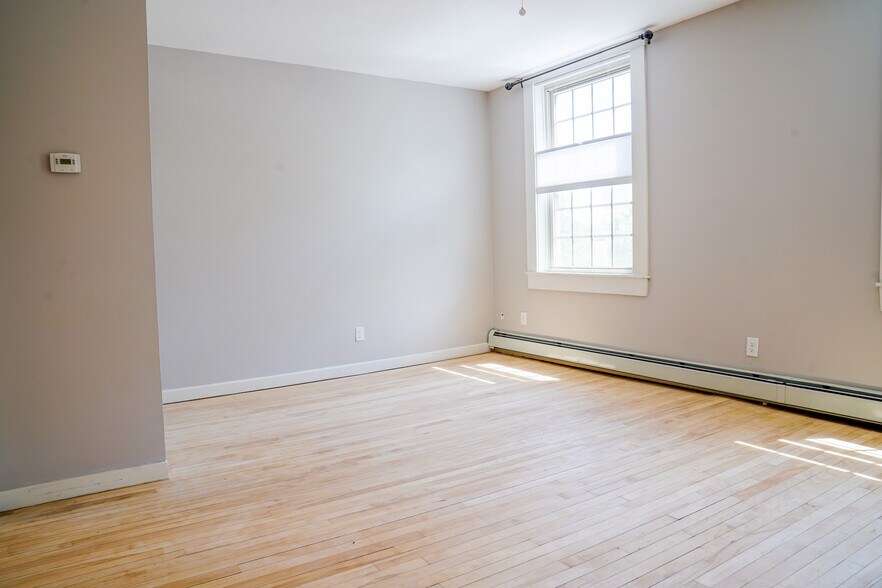 More Photos Of 123 Union Sq, Milford Restaurant For Sale
