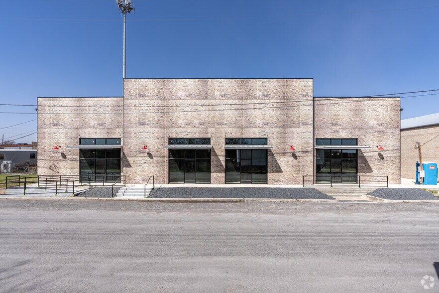 More Photos Of 202 W 1st St, Taylor Flex For Lease