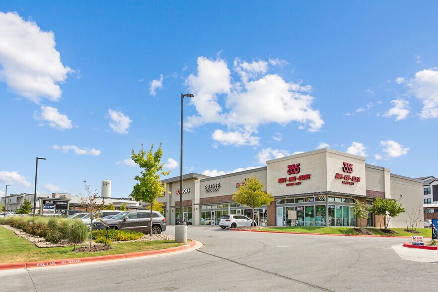 More Photos Of 635 University Blvd, Round Rock Storefront For Sale