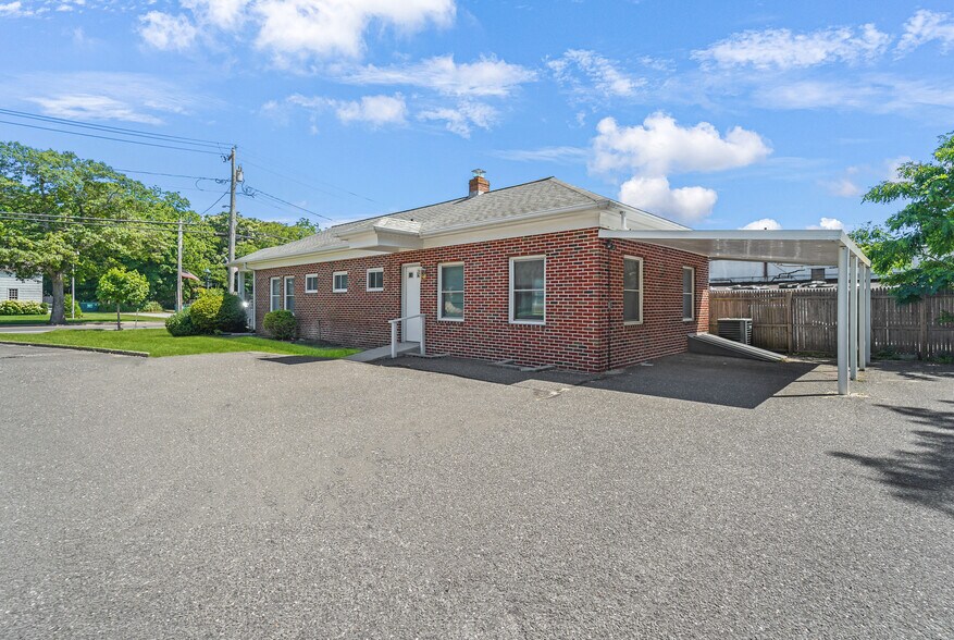 More Photos Of 97 W Montauk Hwy, Hampton Bays Office For Sale