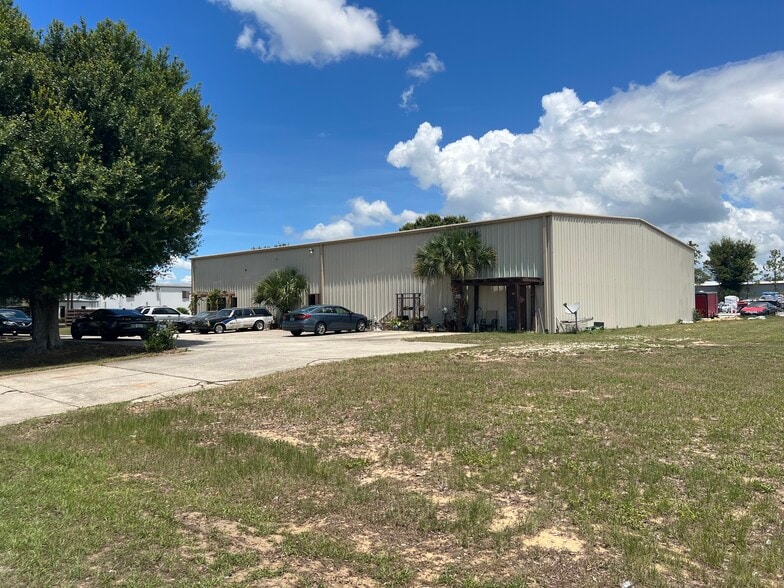 More Photos Of 250 Southridge Industrial Dr, Tavares Warehouse For Lease