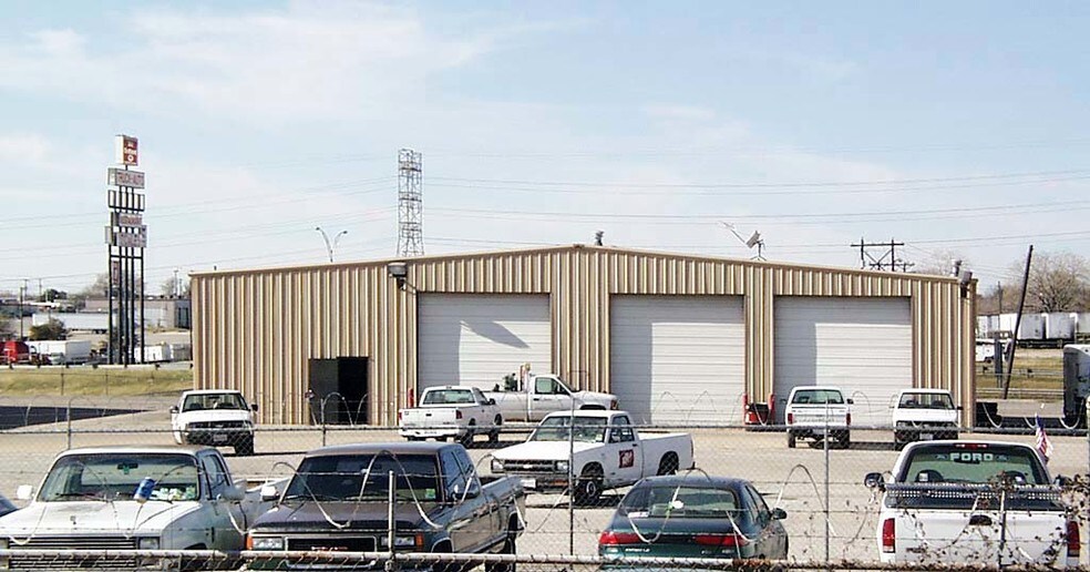 More Photos Of 2817 Braswell Dr, Fort Worth Distribution For Lease