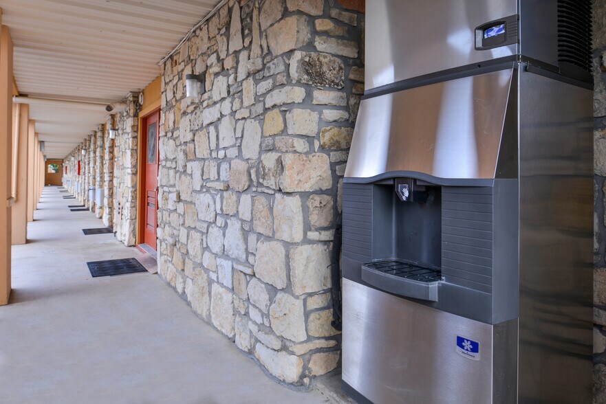 More Photos Of 15101 S Interstate 35, Buda Hotel For Sale