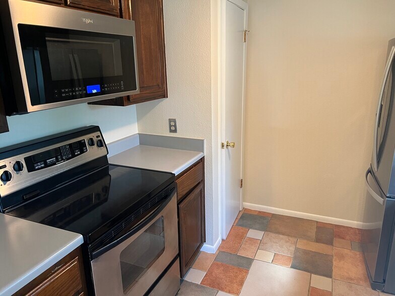 More Photos Of 16001 Awalt Dr, Austin Office For Sale