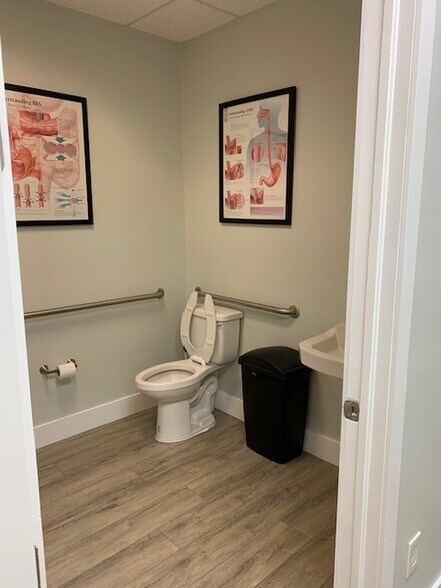 More Photos Of 2731 Executive Park Dr, Weston Medical For Lease