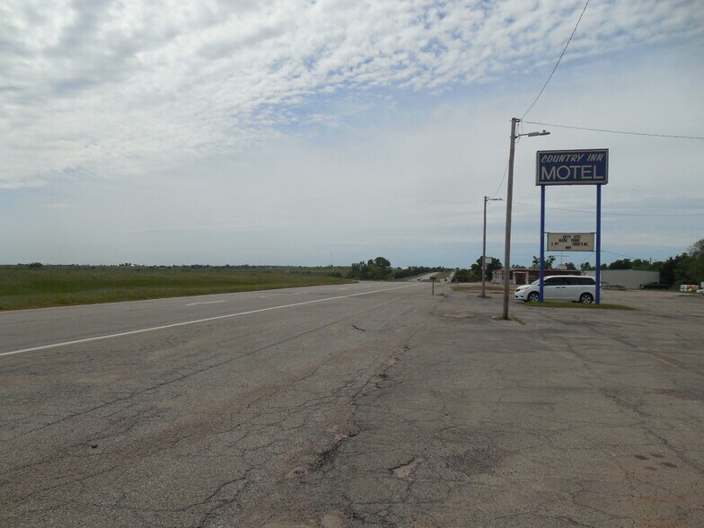 More Photos Of 10226 S 81 Hwy, Waukomis Hotel For Sale