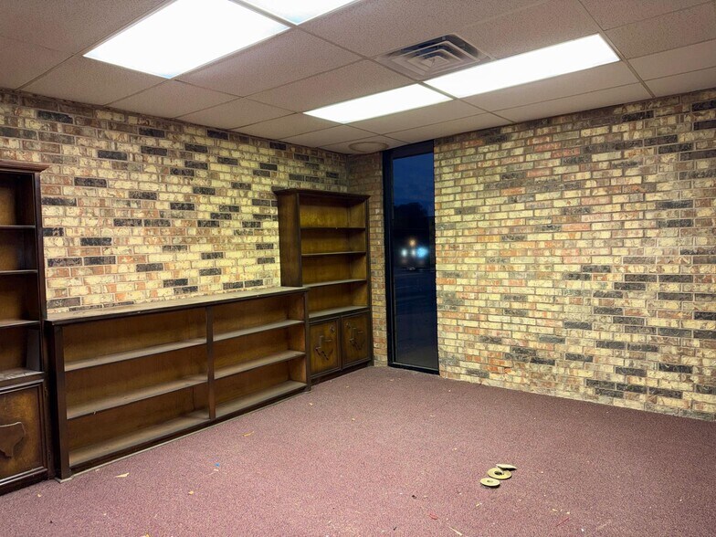 More Photos Of 2451 34th St, Lubbock Freestanding For Lease