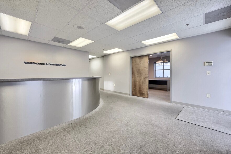 More Photos Of 300 Commerce Dr, New Holland Distribution For Sale