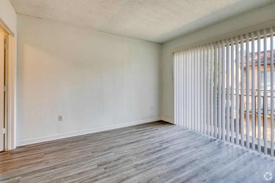 More Photos Of 13009 Kain Palms Ct, Tampa Dormitory For Sale