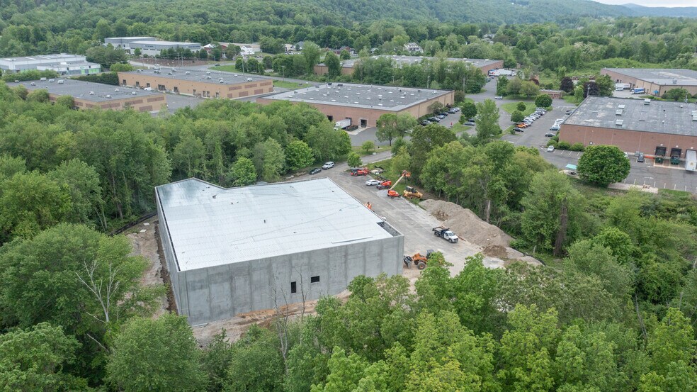 More Photos Of 113 Silvermine Rd, Brookfield Warehouse For Lease