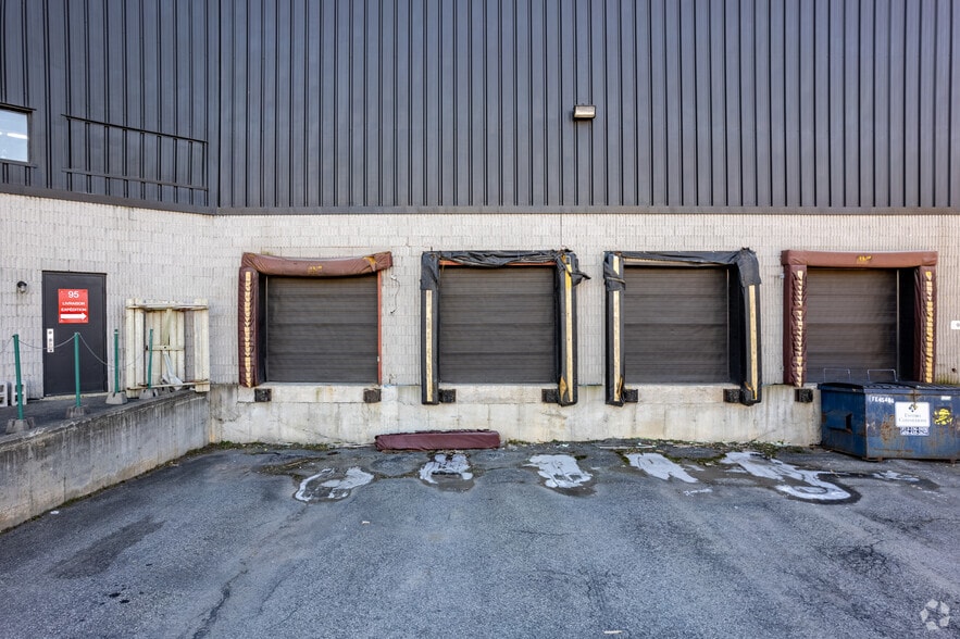 More Photos Of 89-95 Boul des Entreprises, Boisbriand Warehouse For Lease