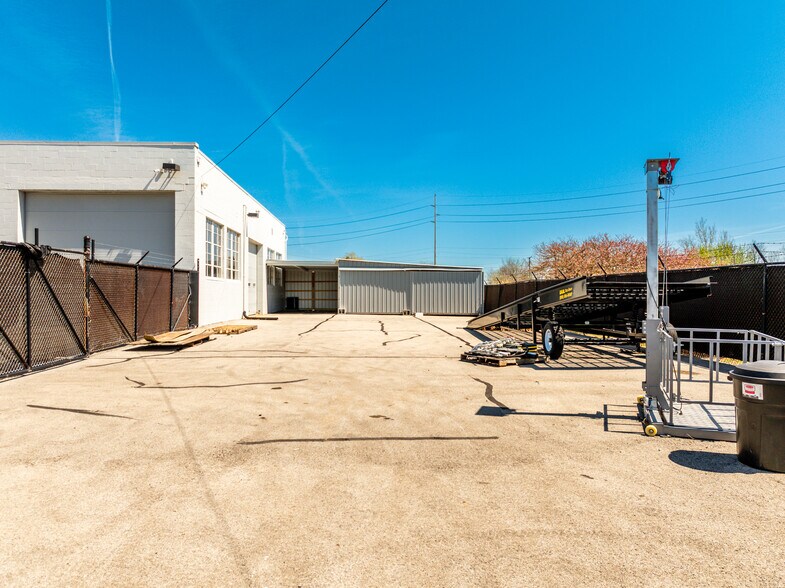 More Photos Of 5513 N Oxford St, Indianapolis Showroom For Lease