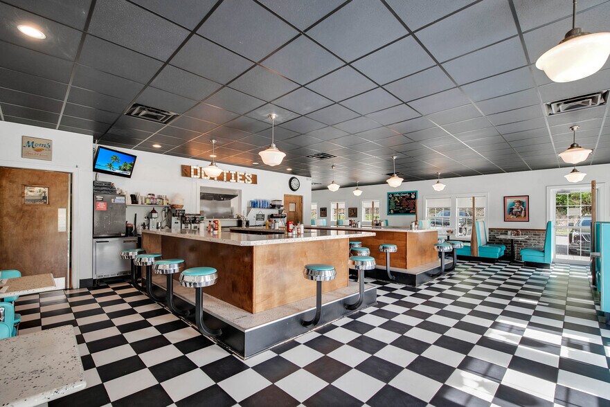 More Photos Of 787 Main St S, Woodbury Storefront Retail Office For Sale