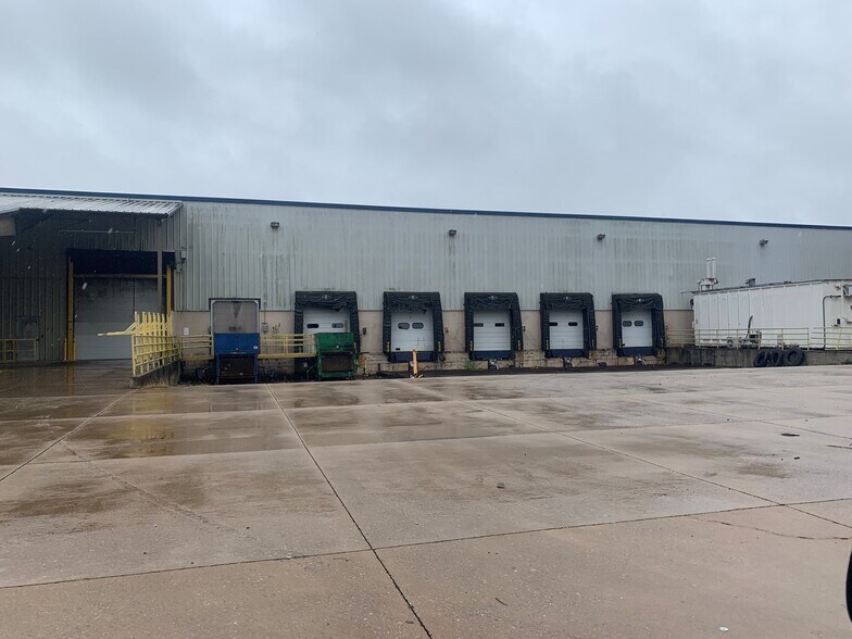 More Photos Of 6801 5th St, Northport Industrial For Lease