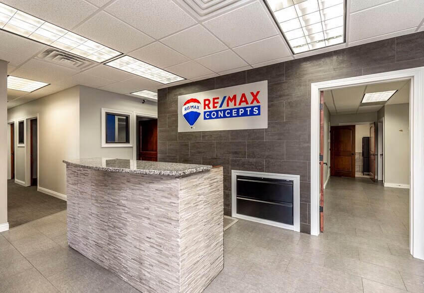 More Photos Of 3709 N Harrison St, Davenport Office For Sale