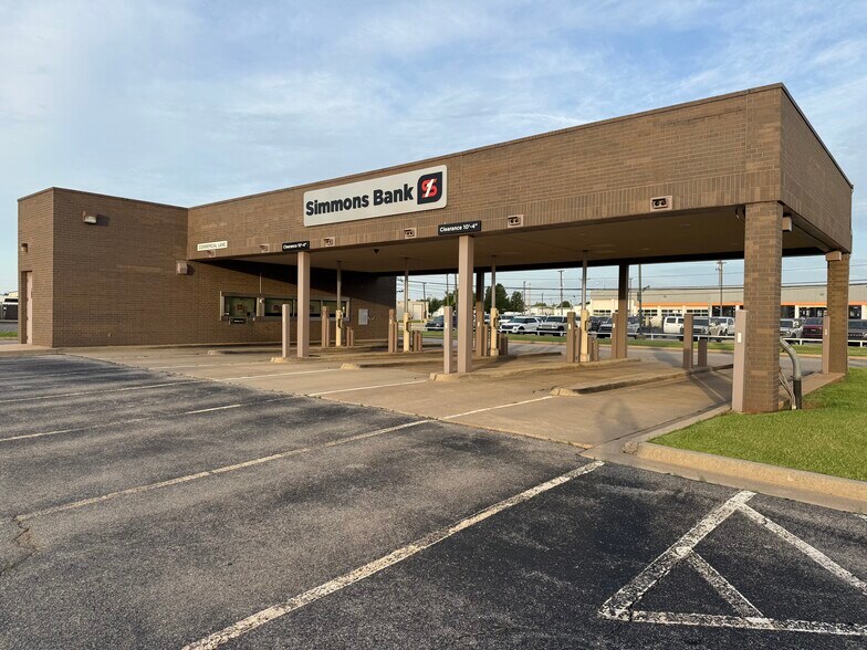 Primary Photo Of 7250 NW Expressway St, Oklahoma City Bank For Lease