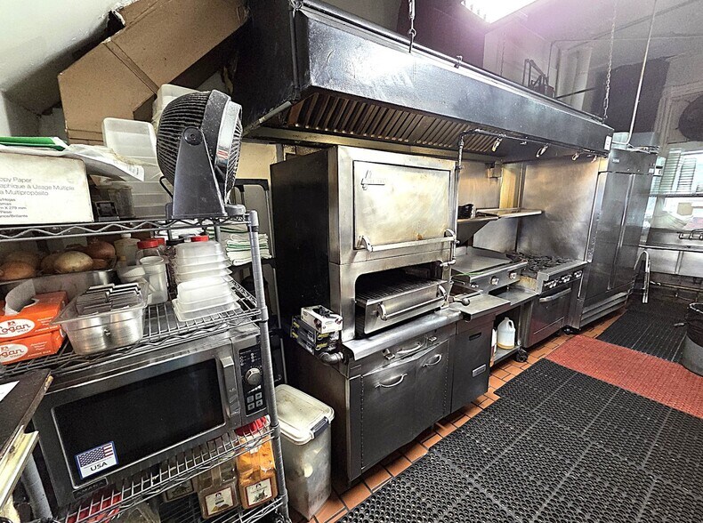 More Photos Of 2914 N Clark St, Chicago Apartments For Lease