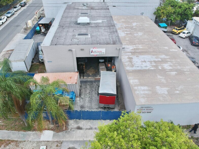 More Photos Of 5751 Dawson St, Hollywood Warehouse For Lease