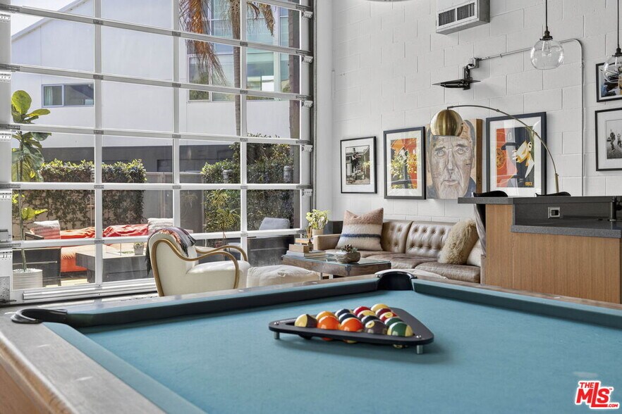 More Photos Of 2120 Narcissus Ct, Venice Office For Sale