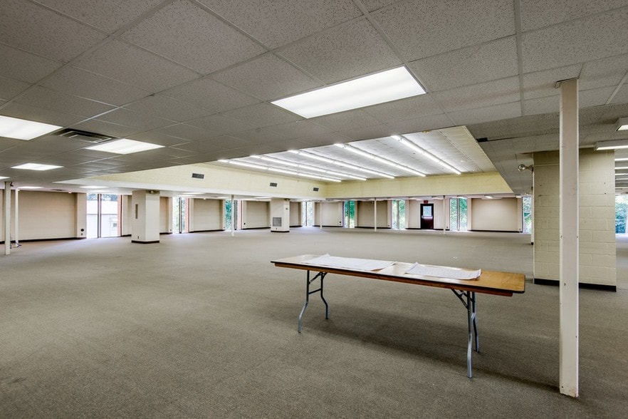 More Photos Of 305 E Hunt St, Dickson Office For Sale