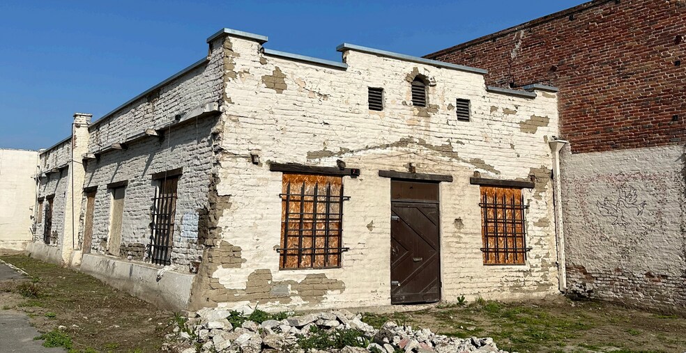 Primary Photo Of 112 E Oak Ave, Visalia General Retail For Sale