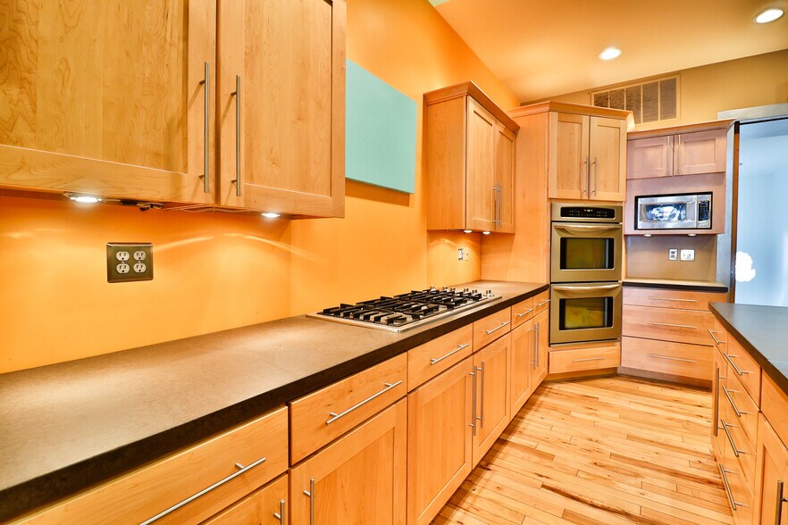 More Photos Of 102-104 W Columbus St, Kenton Office Residential For Sale