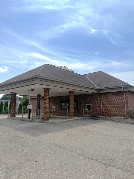 More Photos Of 220 Richland Rd, Marion Bank For Lease