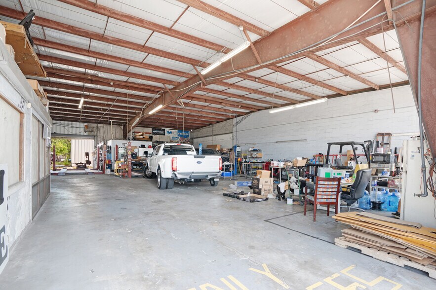 More Photos Of 1925 12th St, Sarasota Light Manufacturing For Lease