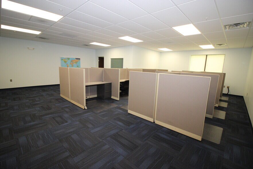 More Photos Of 455 Maryland Dr, Fort Washington Light Manufacturing For Sale
