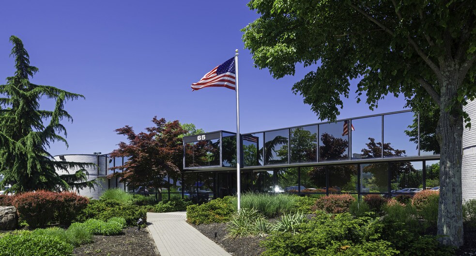 More Photos Of 135-175 Froehlich Farm Blvd, Woodbury Unknown For Lease