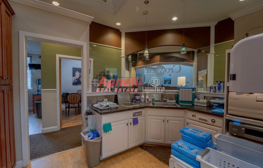 More Photos Of 30 Country Squire Dr, Cromwell Medical For Sale