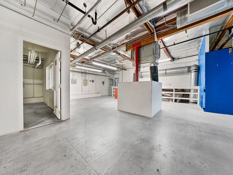 More Photos Of 3501 W Garry Ave, Santa Ana Warehouse For Lease