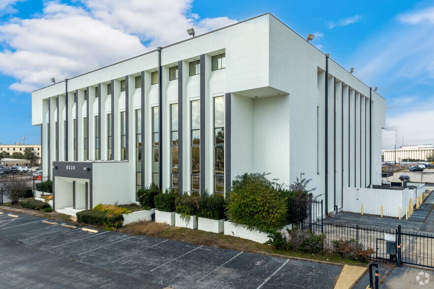 More Photos Of 6330 Gulfton St, Houston Office For Sale