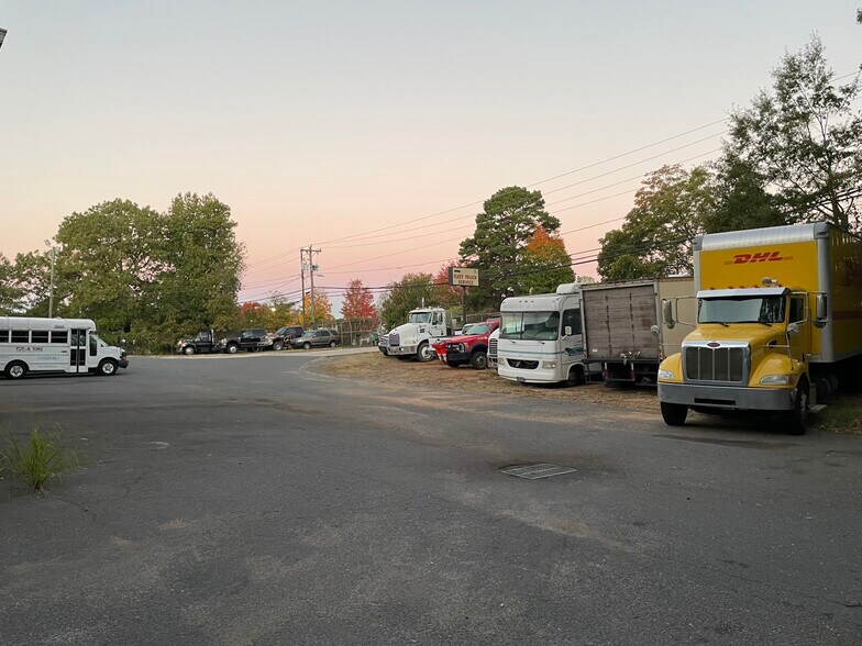 More Photos Of 700 Griffith Rd, Charlotte Service For Lease