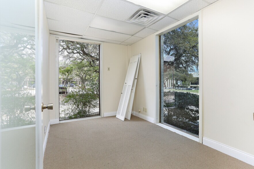 More Photos Of 4139 Gardendale St, San Antonio Office For Sale