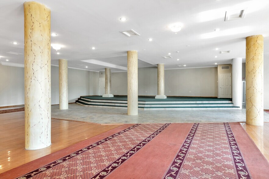 More Photos Of 2613 W Hunting Park Ave, Philadelphia Light Distribution For Lease