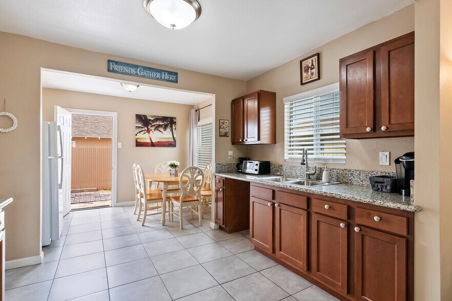 More Photos Of 1910 W Lincoln St, Long Beach Multifamily For Sale