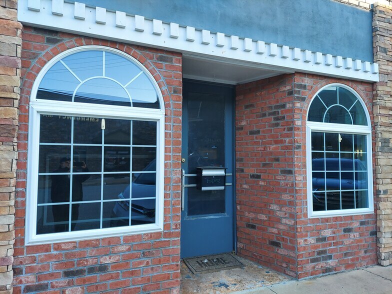 More Photos Of 207 N Brewer St, Paris Storefront Retail Office For Lease