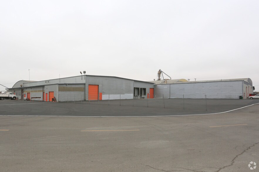 More Photos Of 5900 Pruitt Ave, Windsor Warehouse For Lease
