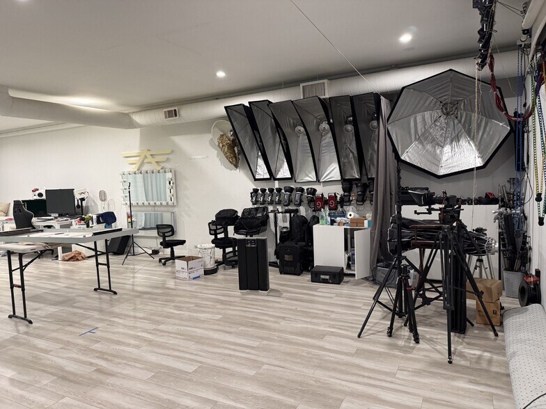 More Photos Of 1610 W Magnolia Blvd, Burbank Storefront For Sale