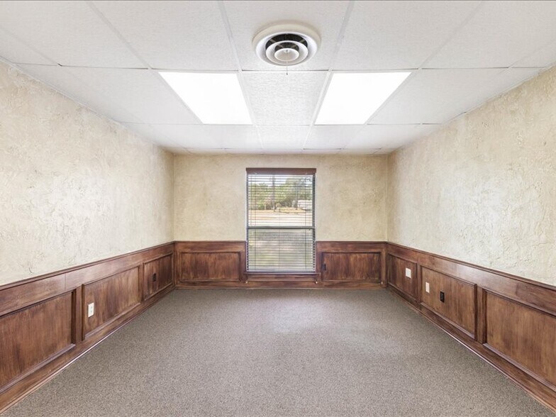 More Photos Of 2020 W Northwest Hwy, Grapevine Office For Lease