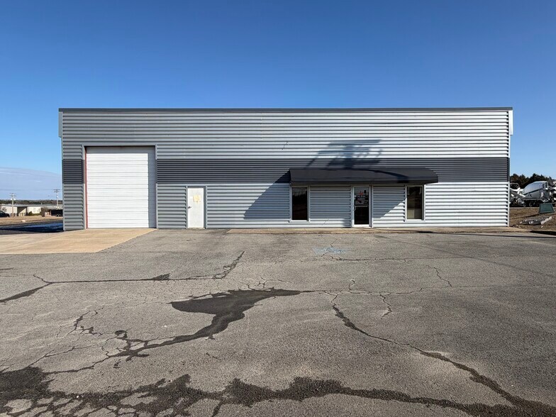More Photos Of 170 Exchange Ave, Conway Warehouse For Lease