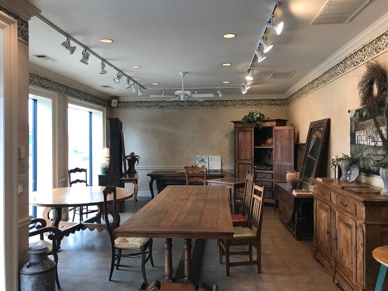 More Photos Of 908 Dragon St, Dallas Warehouse For Lease