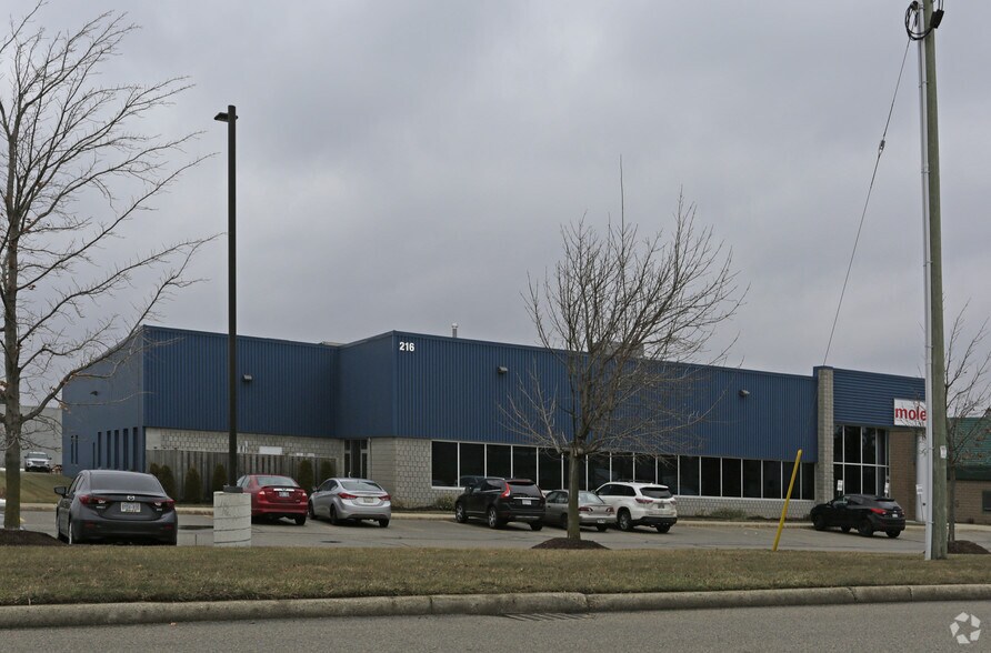 More Photos Of 216 Bathurst Dr, Waterloo Flex For Lease