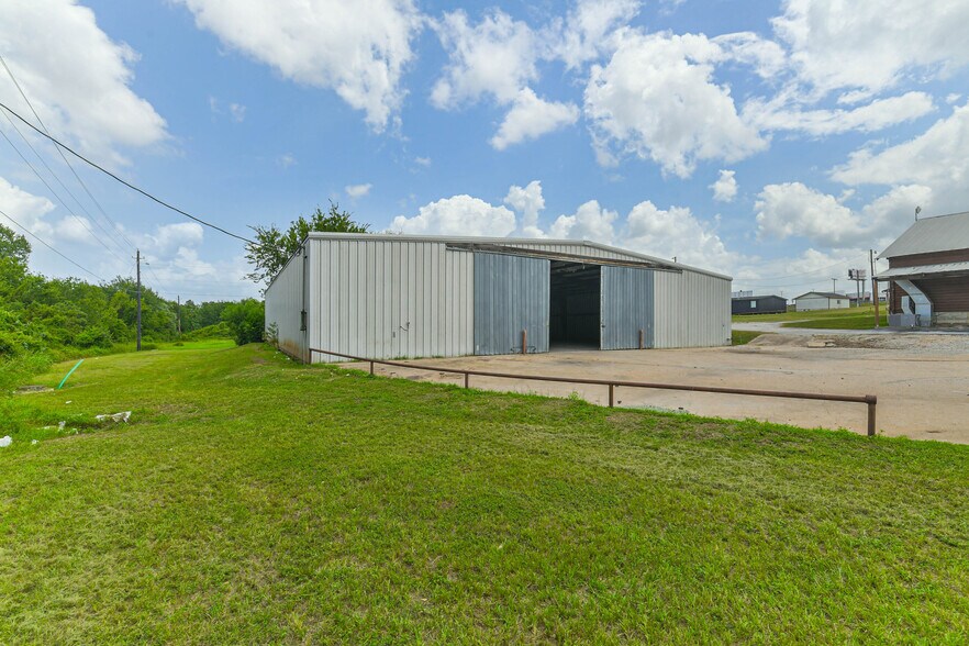 More Photos Of 1608 Highway 290 W, Brenham Showroom For Lease