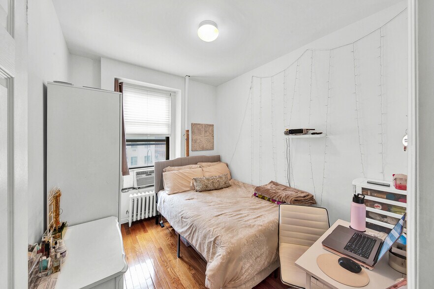 More Photos Of 200 W 14th St, New York Apartments For Sale